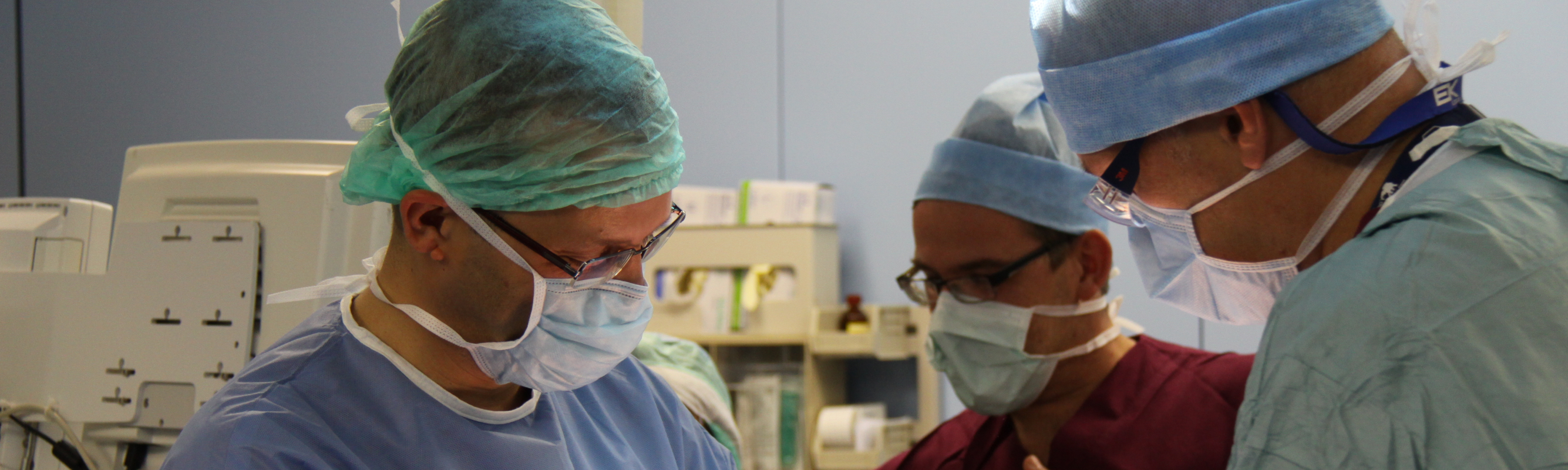 Dr Tiit Suuroja, dr Kristjan Kalling ja dr Jüri Teras operatsioonil Dr Tiit Suuroja, dr Kristjan Kalling ja dr Jüri Teras operatsioonil