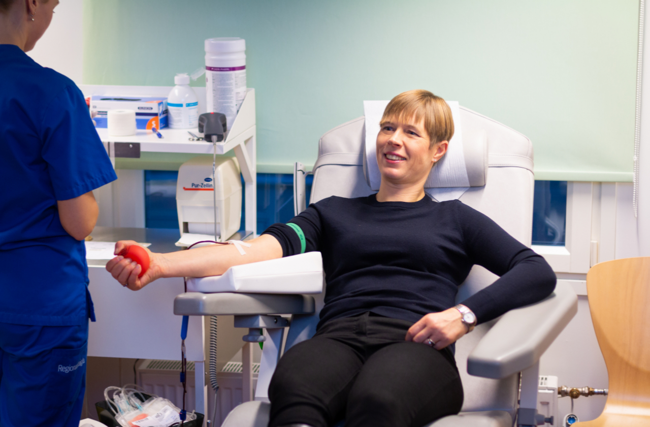 President Kersti Kaljulaid loovutas DoonoriFoorumis verd President Kersti Kaljulaid loovutas DoonoriFoorumis verd
