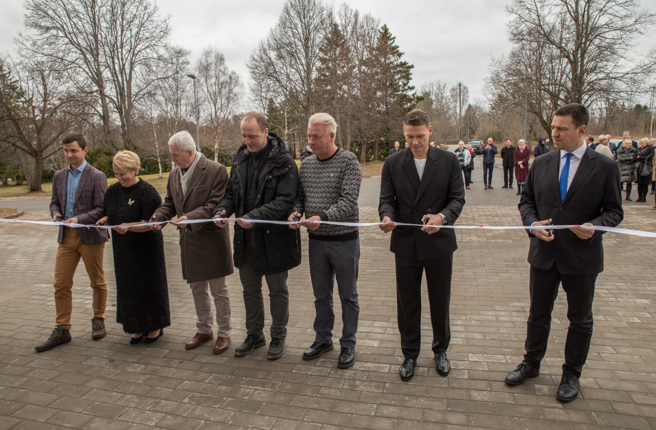 Avati Hiiumaa Haigla renoveeritud peahoone