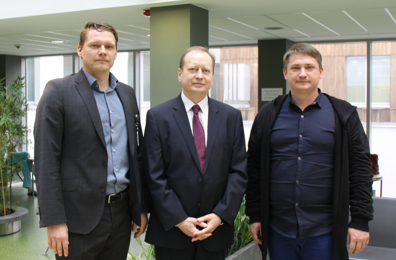 Regionaalhaigla juhatuse esimees Agris Peedu, Ukraina suursaadik Viktor Krõžanivski ja Ukraina delegatsiooni juht Pavel Gorinov. Regionaalhaigla juhatuse esimees Agris Peedu, Ukraina suursaadik Viktor Krõžanivski ja Ukraina delegatsiooni juht Pavel Gorinov.